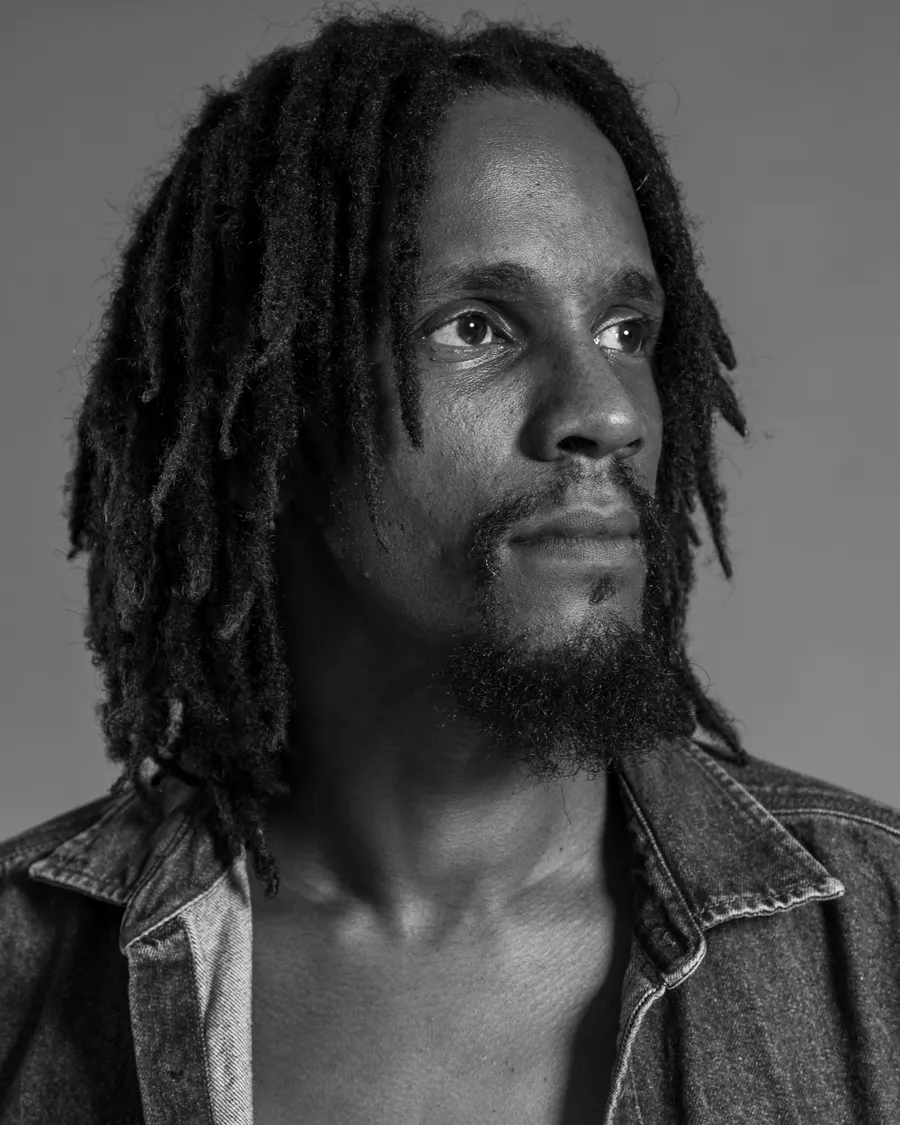 Portrait d'E.sy Kennenga en noir et blanc